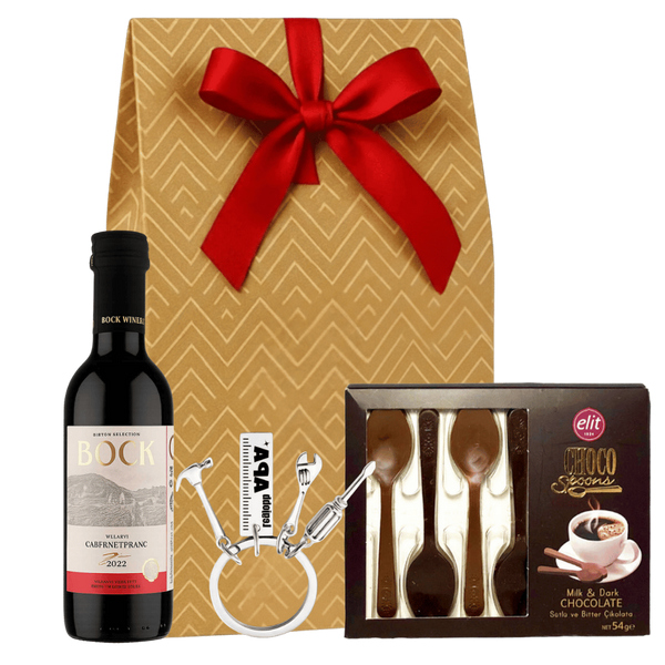 Apák napi ajándékcsomag minőségi vörösborral, csokival díszdobozban.